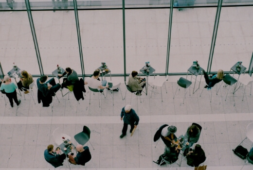 いくつかのグループがテーブルを囲んで飲み物を飲んみながら会話している